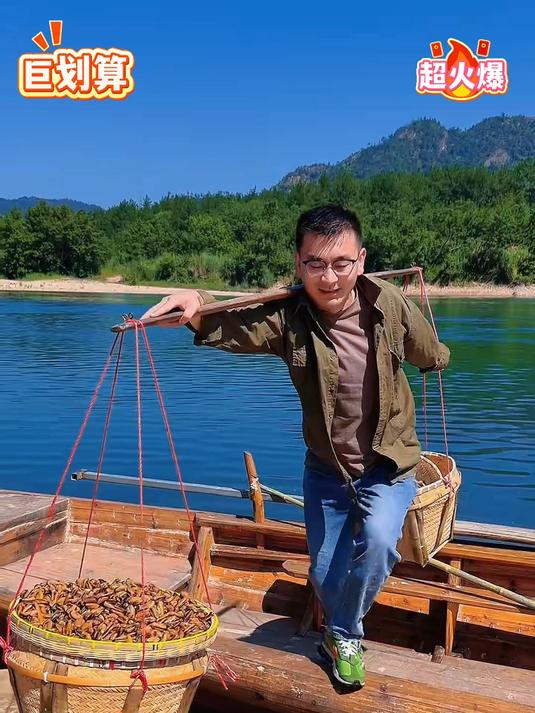 孩子学费就指望这筐淡菜干，老渔民守着码头盼客来，谁能帮帮他！