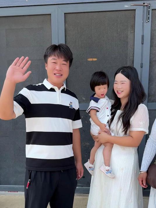 小姨生三胎带满月酒，小伙带娘家亲戚前去赴宴，现热闹非凡好不热