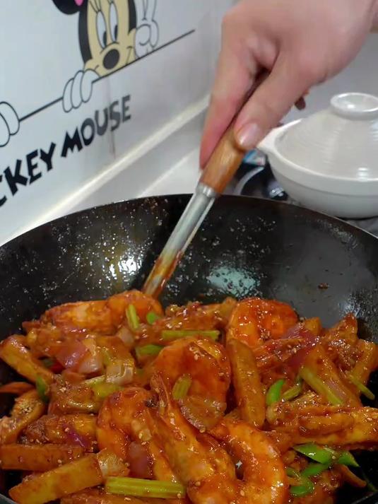 我家年夜饭的第一道菜，已经被饭搭子预定了，就是这道干锅鸡翅虾