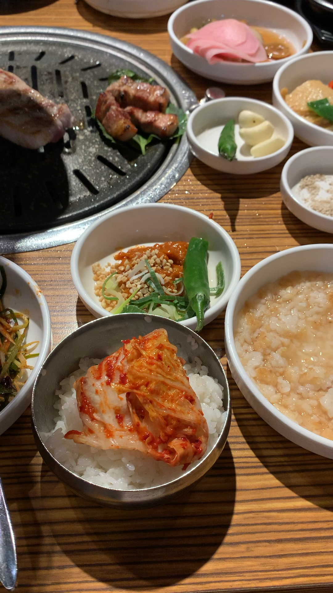 韩国人的晚餐300g炭烤五花肉配上辣白菜和大酱汤