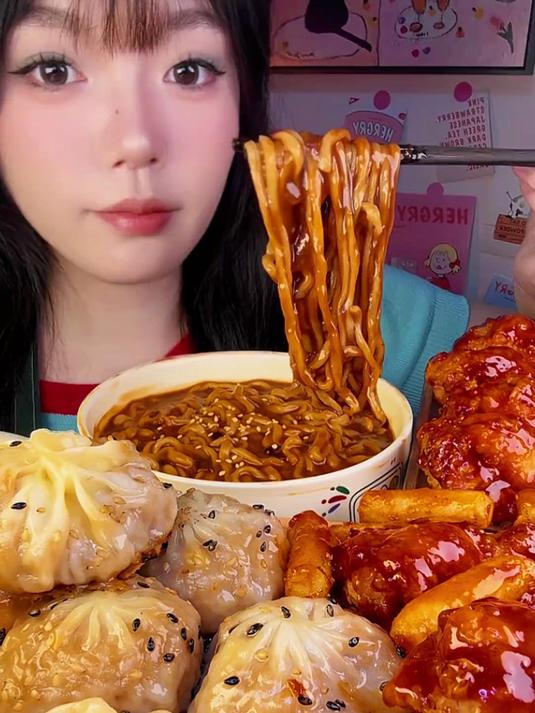 黏糊糊炸酱面和脆脆纸皮烧麦再加一份炸鸡!