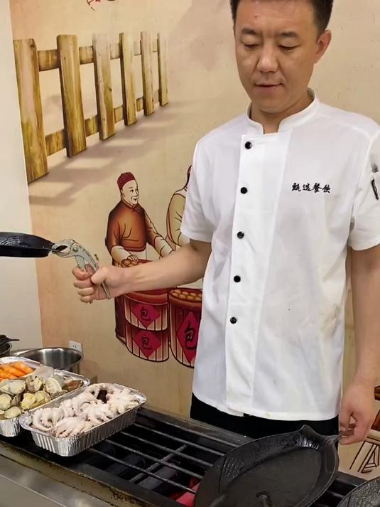 一个炉子上的铁板烤鱼和锡纸烧,烧烤店的好兄弟。一天300份不够