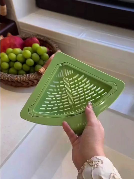 在厨房水槽转角处装一个过滤篮也太方便了，剩菜剩饭就能直接倒里
