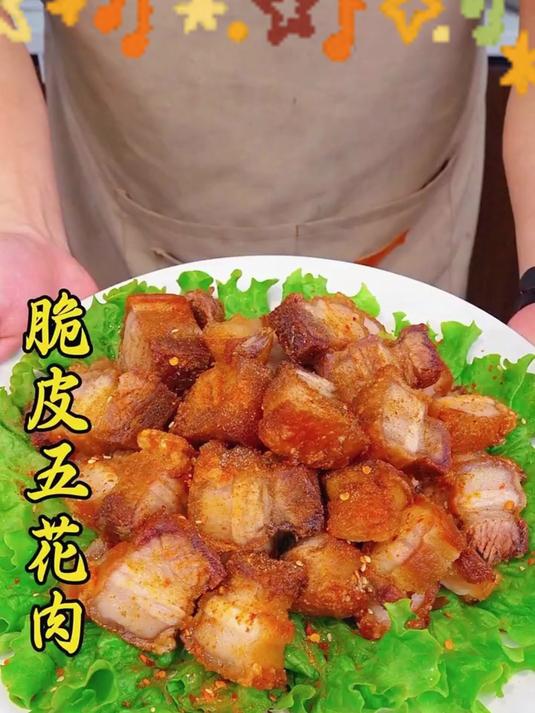 很多人喜欢吃的脆皮五花肉其实自己在家就能做，不用烤不用炸，酥酥脆脆一点都不油腻，做法非常简