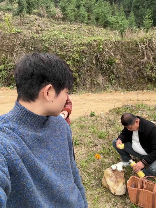 回福建了～今天跟爸妈组团上山摘野菜!