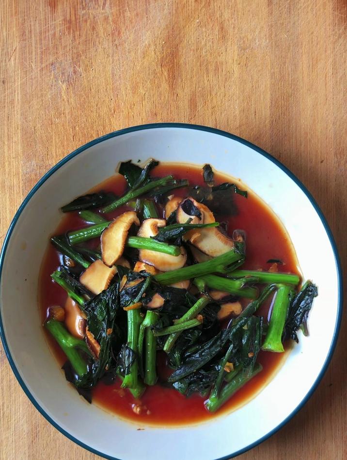 红背菜正确做法,红背菜像我这样炒香菇,简单好吃