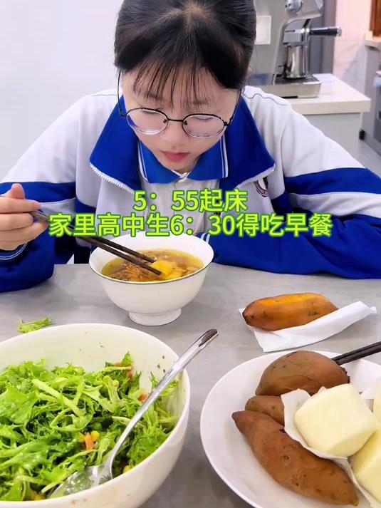 今天早上煲个竹笙鸡汤给敏希补补