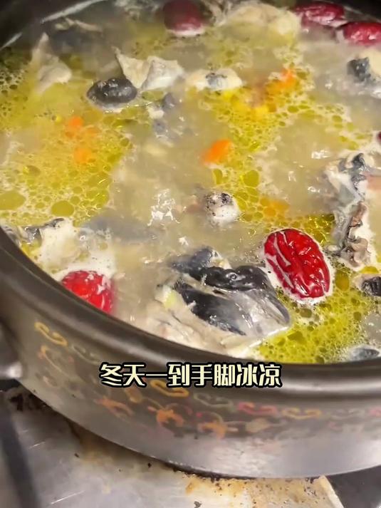 秋燥滋黄芪红枣乌鸡汤:滋养肌肤,换季不干燥