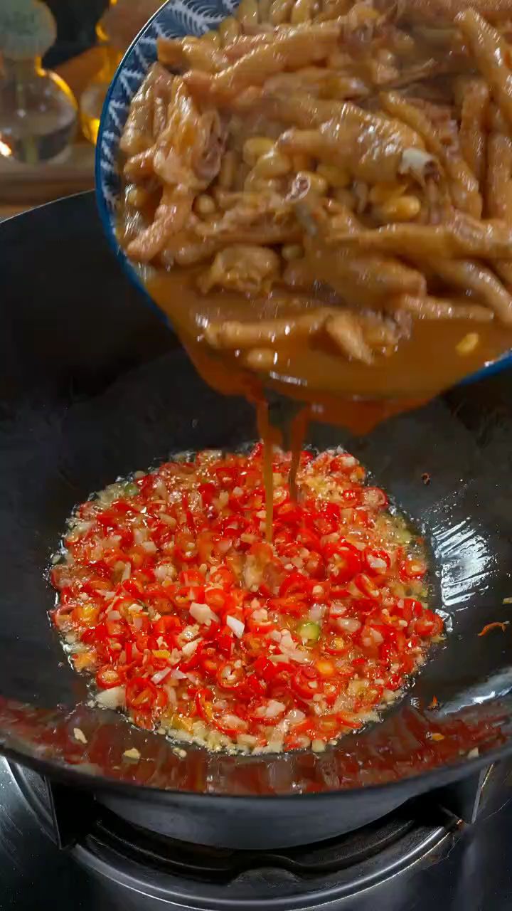 越吃越过瘾的黄豆焖鸡爪