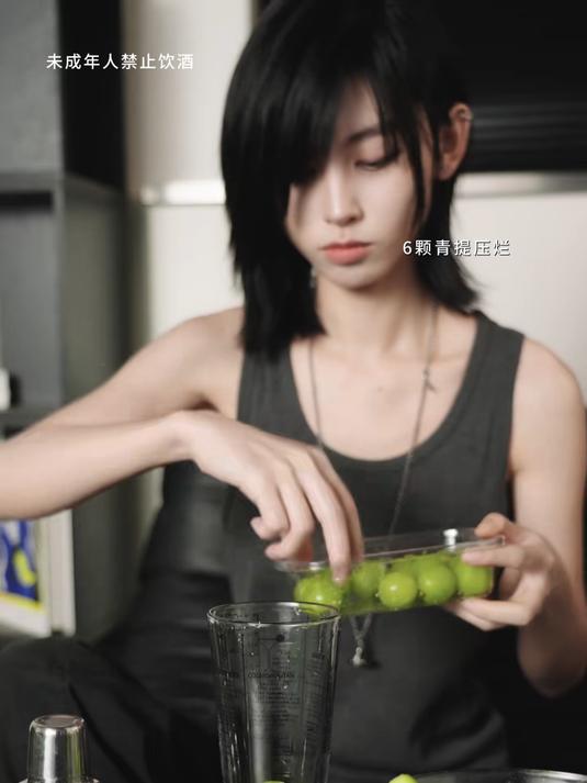你们会一个人在家喝酒吗 想看大家一个人喝酒的照片