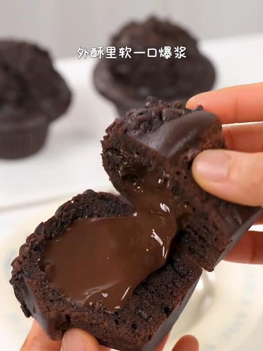 一口爆浆的巧克力麦芬蛋糕～搅一搅就能做