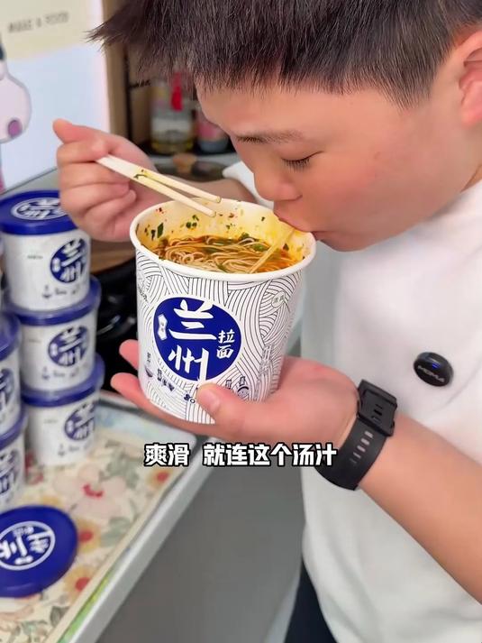 桶装兰州拉面冬天吃！热汤下肚暖全身，面条嚼着带劲