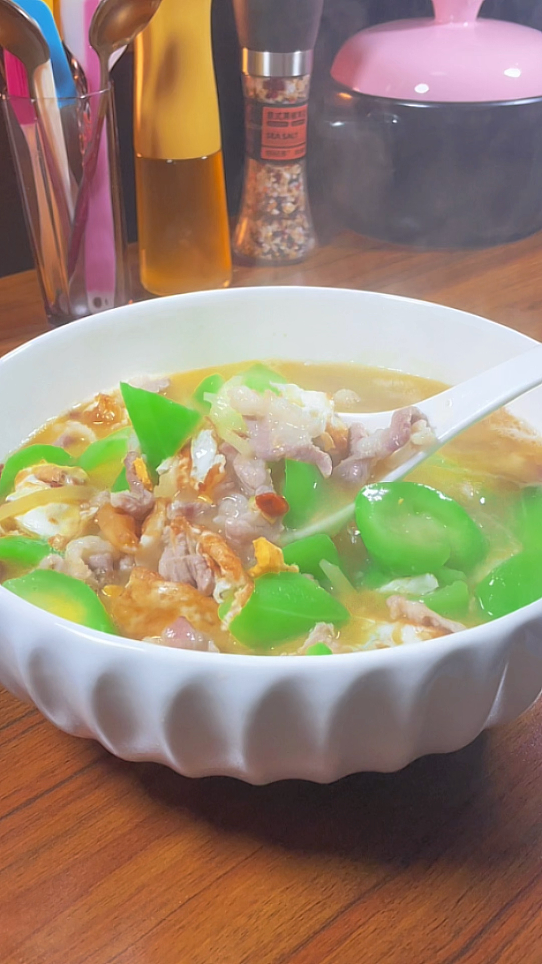 夏季多喝汤,一年四季都安康。来道好吃又好喝的丝瓜瘦肉汤,汤鲜味美!