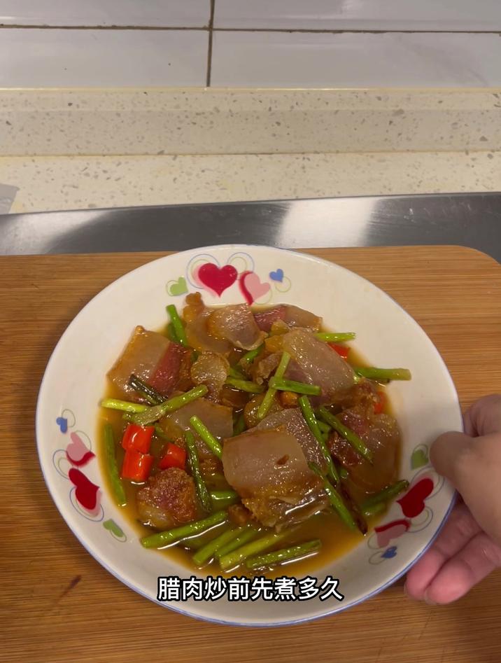 腊肉炒前先煮多久