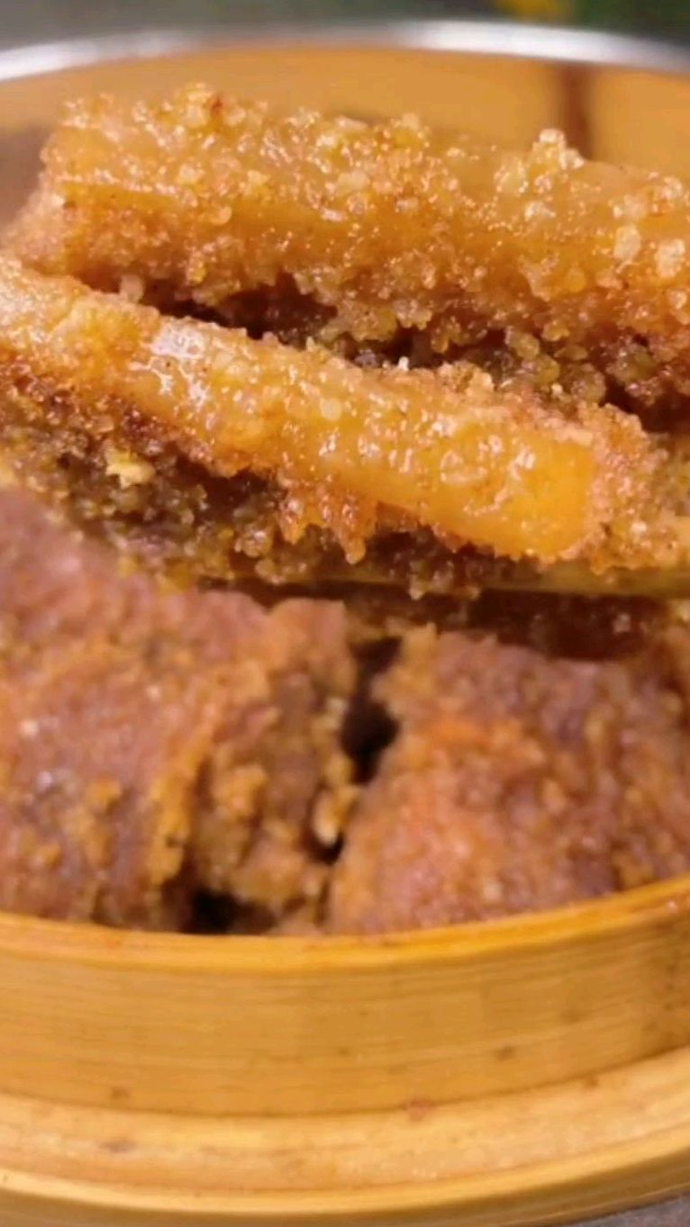 用五花肉做出来的粉蒸肉,好吃得不得了,粉是关键,同时也要注意咸淡和干湿度喔