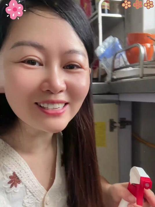 没想到大公鸡油污清洁剂这么好用,省事又省力,轻轻一油污就掉了