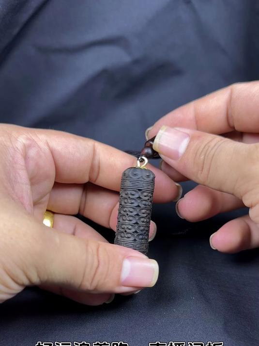 最近总被霉运黏?老料挂坠藏 “转运符”!