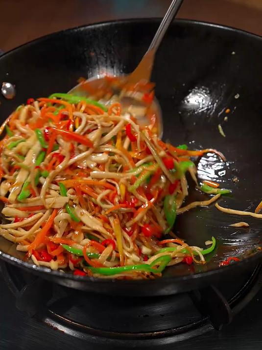 好看又好吃的杏鲍菇炒胡萝卜丝，鲜香脆爽好吃又下饭