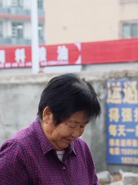 老家的香菜没人要了,挖50斤去集上卖,半个小时净赚了100多圆子