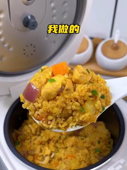 下班回家煮个饭的功夫就能得到一锅有菜有肉又有饭的咖喱鸡肉焖饭