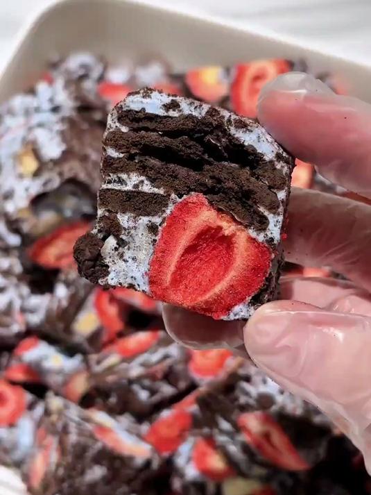 沉浸式炒一锅3.5斤藻蓝莓果奥利奥雪花酥，藻蓝蛋白没有什么味道