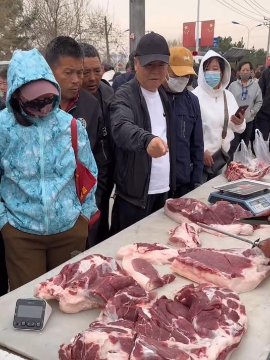 土猪肉肥而不腻，城里人抢着下单，快递都发疯了
