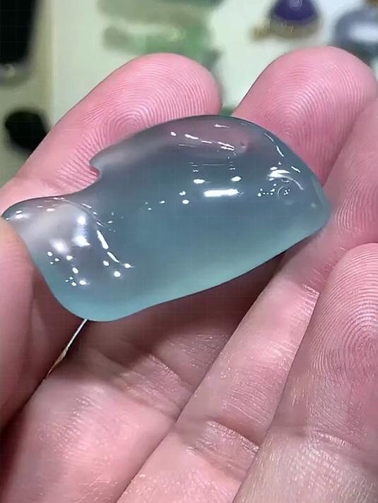 天空蓝翡翠随形鱼,料子完美无缺,底细胶厚寓意年年有余