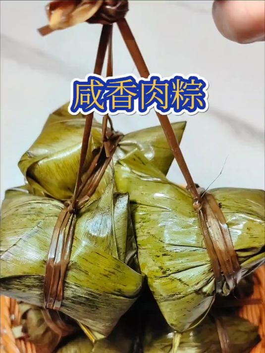 又到了吃粽子的季节,极其简单的咸肉粽子做法