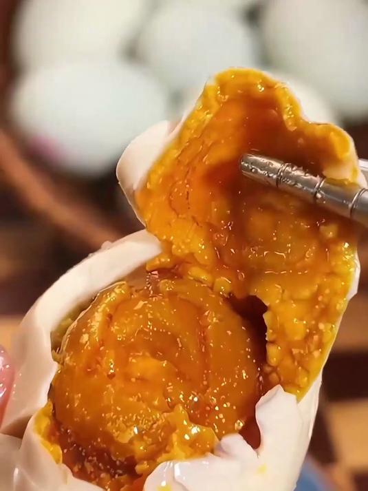海鸭蛋流油沙糯天花板!鲜咸浓郁,一口沦陷大海味!