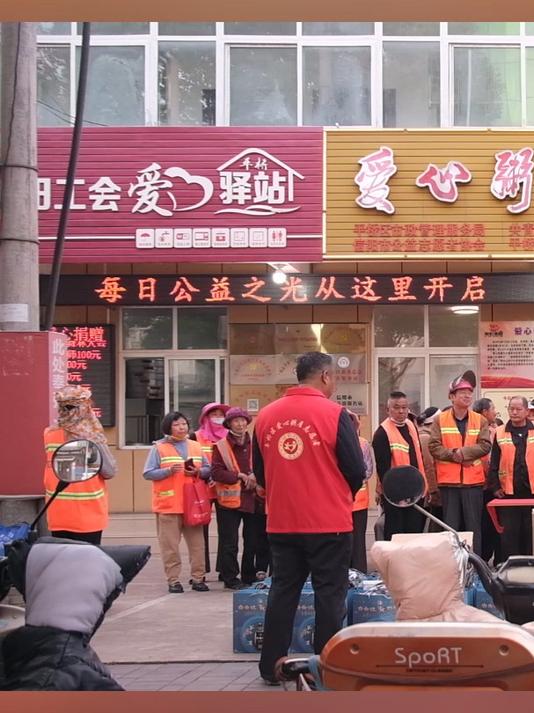 致敬劳动者!白云边酒业慰问信阳环卫工人