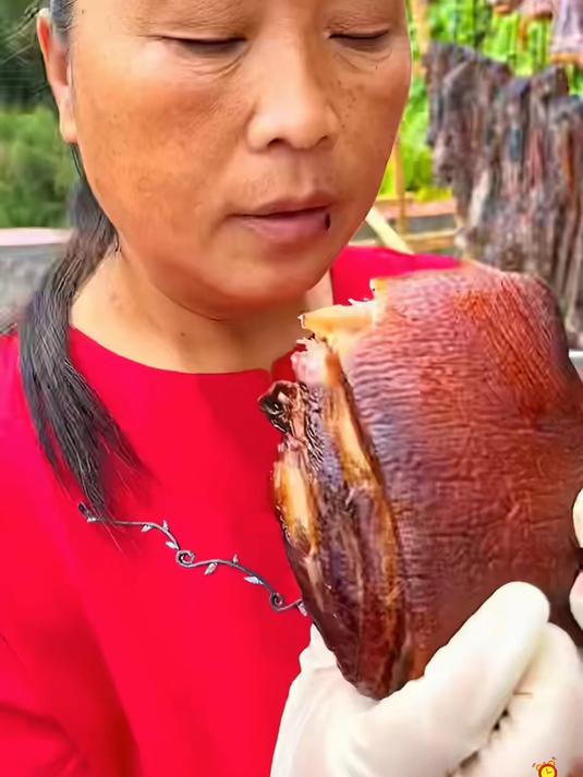 肥瘦相间,油香不腻,炒蒜苗下饭,绝配。#腊肉#