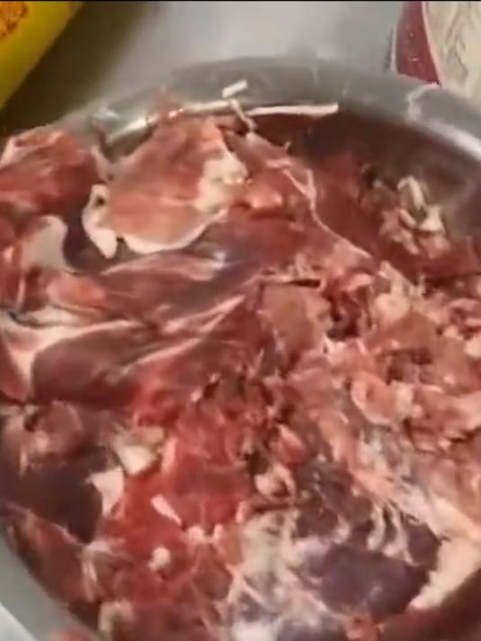 前员工曝光火锅店用僵尸肉:废肉打成肉末做牛肉丸,后厨卫生堪忧