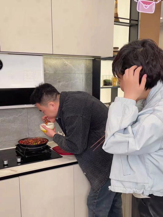 这个铁板鱿鱼酱太地道了,拌饭拌面都好吃,在家就能做!
