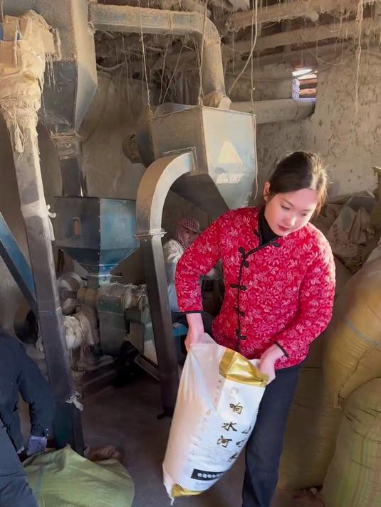 今天和爸妈去临村磨米房磨稻子,老妈酱焖一锅嘎鱼