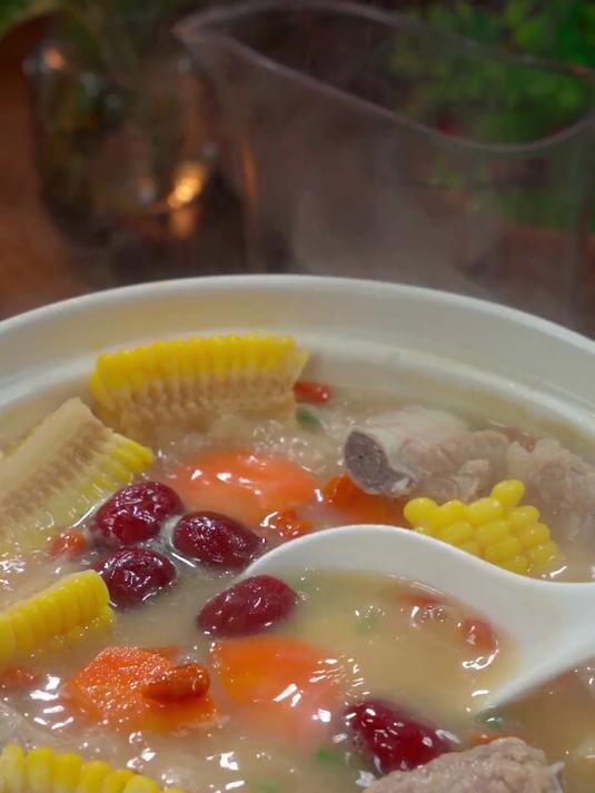 全家人都爱喝的山药玉米排骨汤，做法简单，好吃又营养，快收藏做