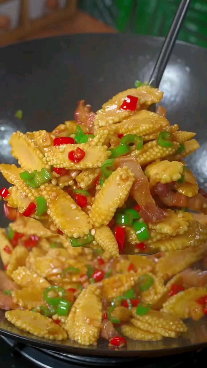 玉米笋你吃过吗?这是我们从小吃到大的一道家常美食,搭配点五花肉一起炒,脆嫩爽口