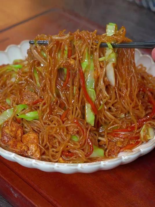 很多人都喜欢炒米粉,但不知道怎么做才好吃