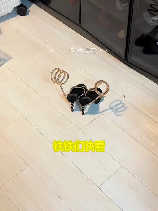 玉足轻点台阶，姿态娇俏灵动