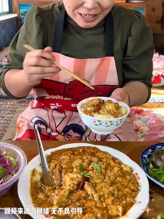 海鲜酱炖豆腐，芹菜炒粉条，东北蘸酱菜！