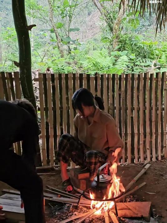 男孩和小雪收拾土地,准备建造新鸡舍