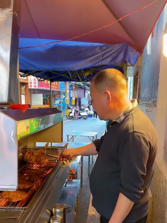 贵阳大叔自创土汉堡，32元一个，自信比国外汉堡强10倍