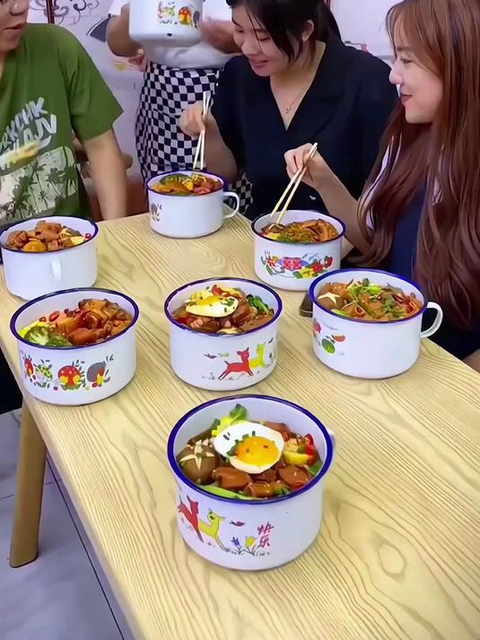 桶装兰州拉面冬天吃!热汤下肚暖全身,面条嚼着带劲