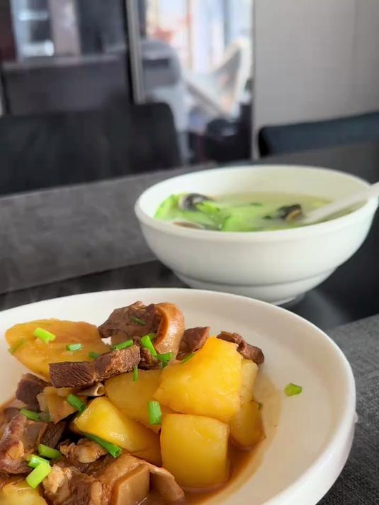 香喷喷的羊肉炖土豆,汤汁拌饭真不错!