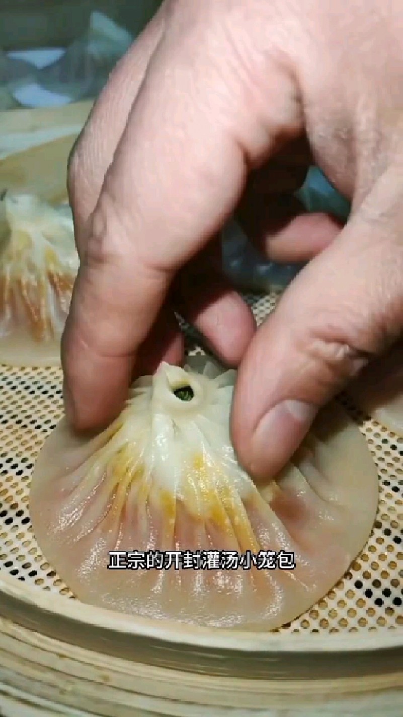 皮薄如纸的开封特色灌汤小笼包