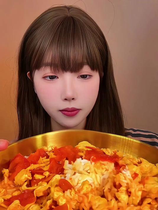 番茄炒鸡蛋热滚滚的烫饭好吃