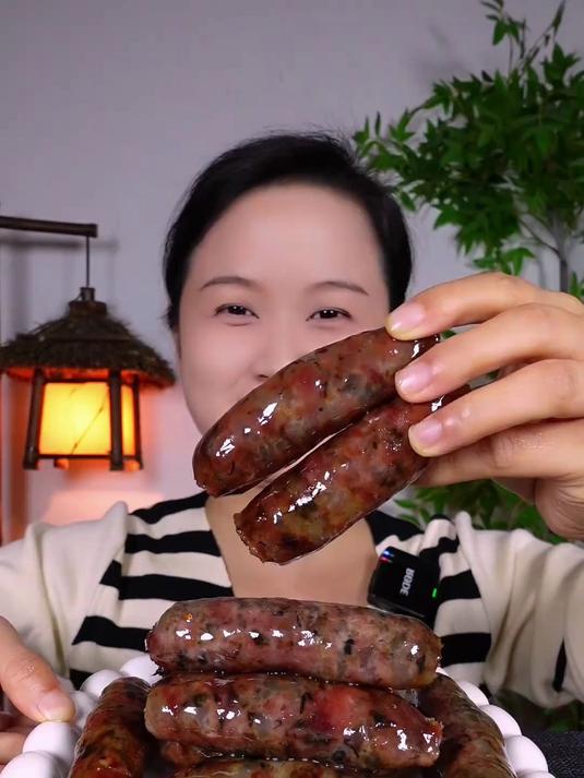 快尝尝鲜！梅干菜香肠刚出炉，热乎的超香