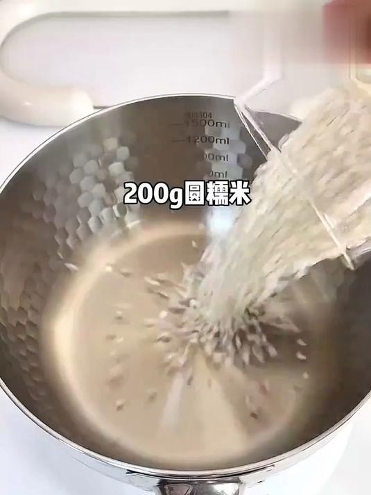 冬天来杯热乎的炒糯米奶茶 喝上一口心情舒畅