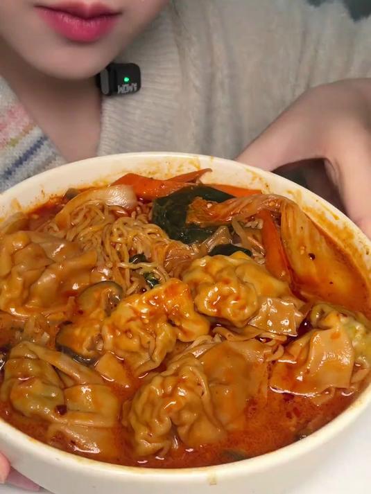黏糊云吞麻辣拌+炸串 #美食##深夜美食##太香啦# #解馋##夜宵吃什么#
