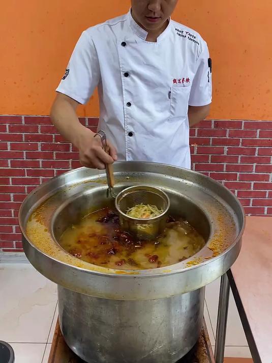 冒菜适合摆摊吗？市场需求大，创业好选择！