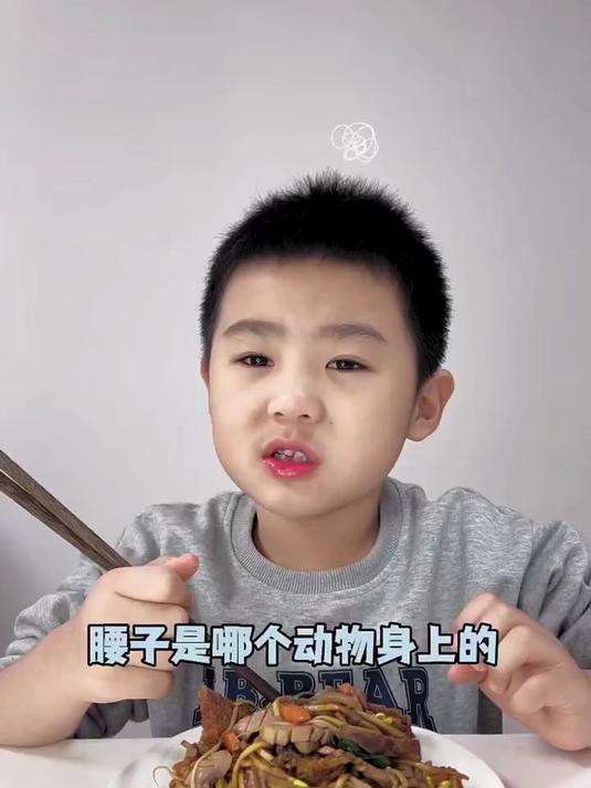 6岁小朋友也给外婆的炒面打起了广告,他说他也是阿婆的忠实粉丝